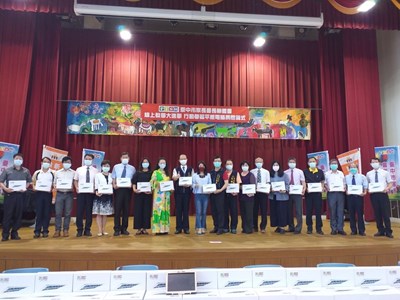 學習不中斷！台中市家長會長聯盟會贈平板助弱勢學生