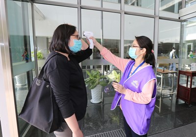 洽公民眾進入市府所屬機關均須戴口罩、量測體溫、消毒雙手